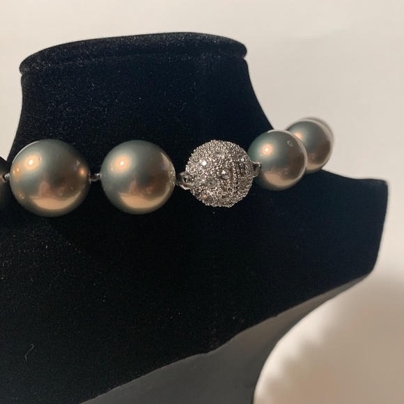 Elegant Shell Pearl Necklace with Magnetic Clasp in Silver Teal 15mm - Picture 5 of 8